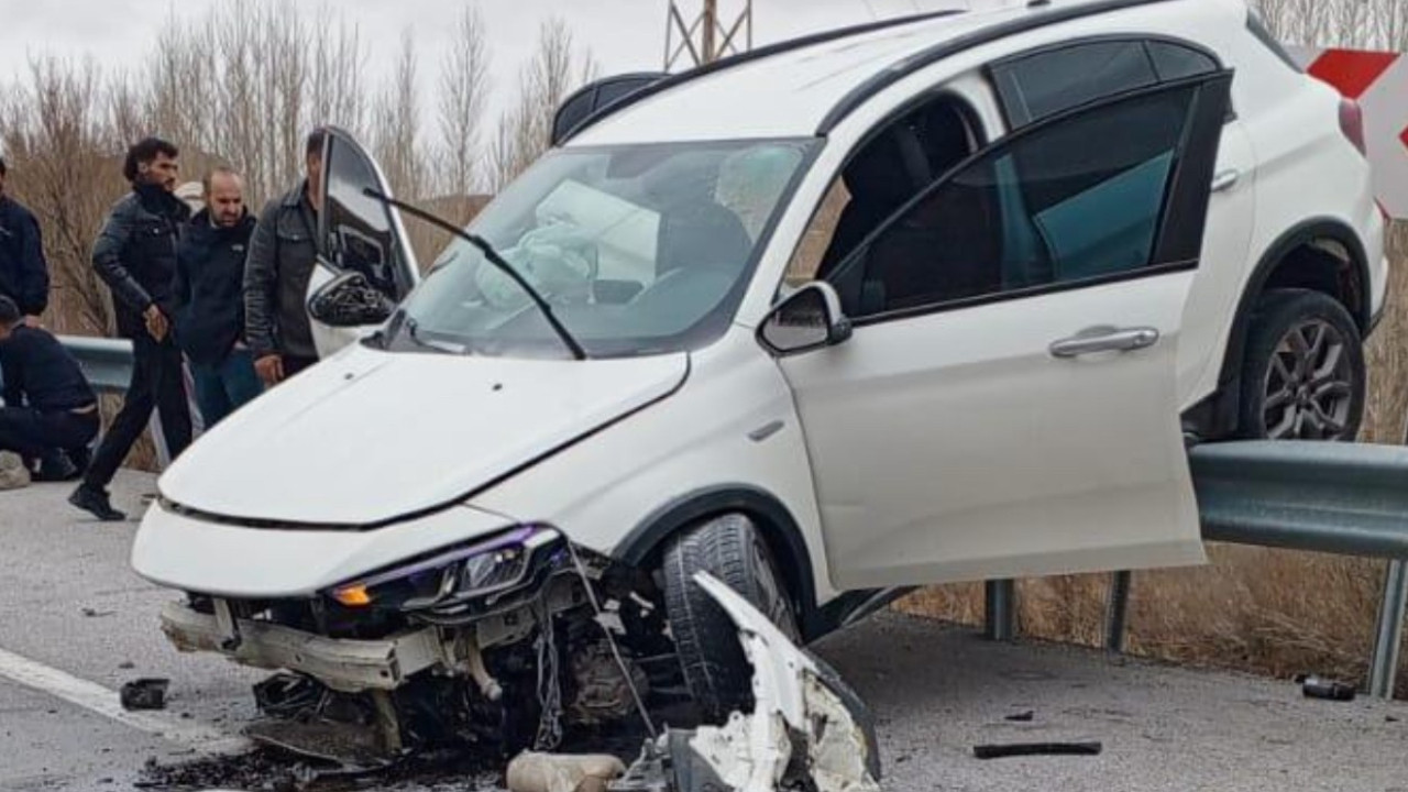 Otomobil bariyerlerde asılı kaldı: 4 yaralı