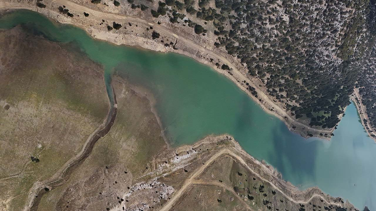 Sorgun Yaylası’nda ilkbahar mucizesi: Muhteşem menderesler havadan görüntülendi