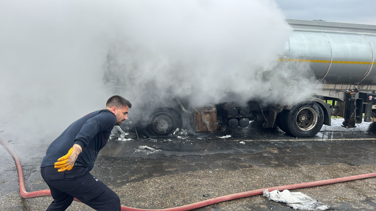 Yanan TIR alev topuna döndü