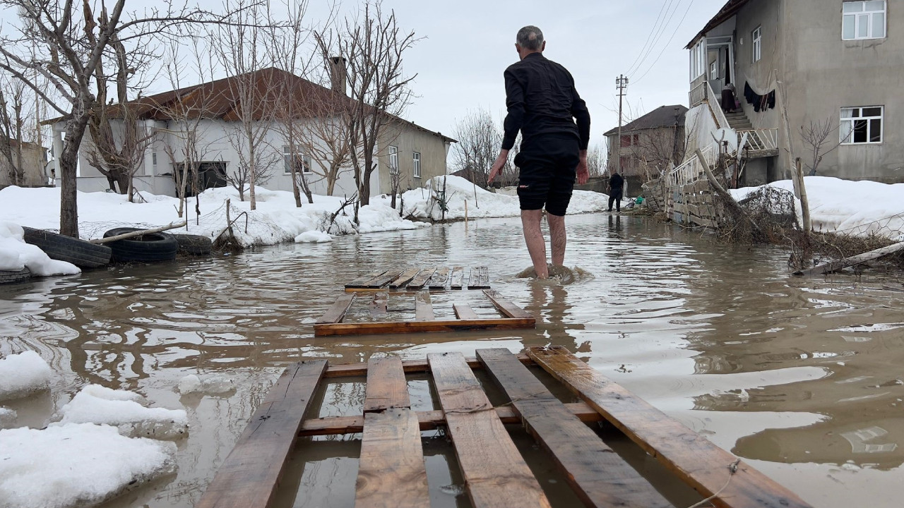 Yüksekova'da bir mahalle su altında: Paletler bile çare olmadı