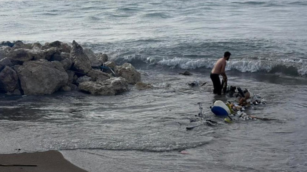 2 kişinin bulunduğu tekne kayalıklara çarparak parçalandı