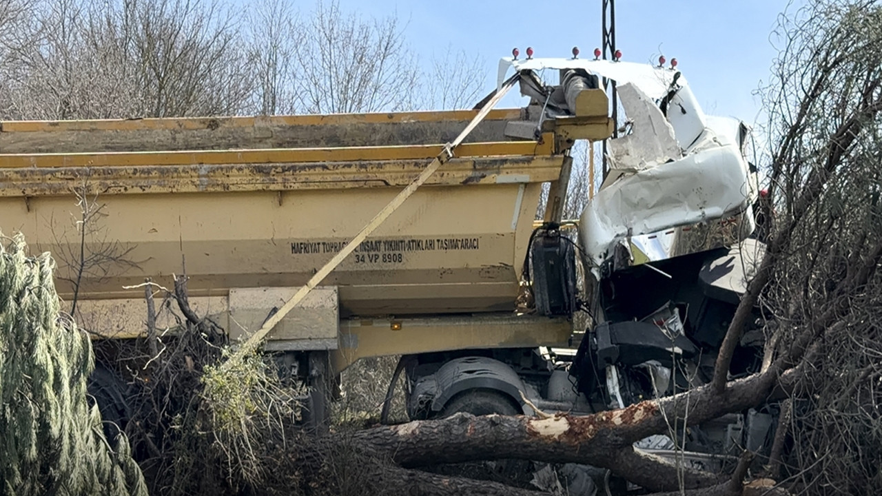 Arnavutköy’de şoför'ün direksiyon hakimiyetini kaybettiği hafriyat kamyonu kaza yaptı