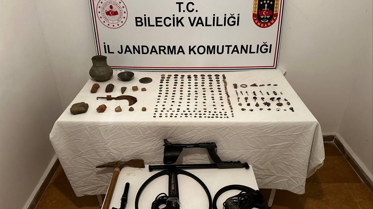 Bilecik’te çok sayıda tarihi eser olduğu değerlendirilen malzeme ele geçirildi