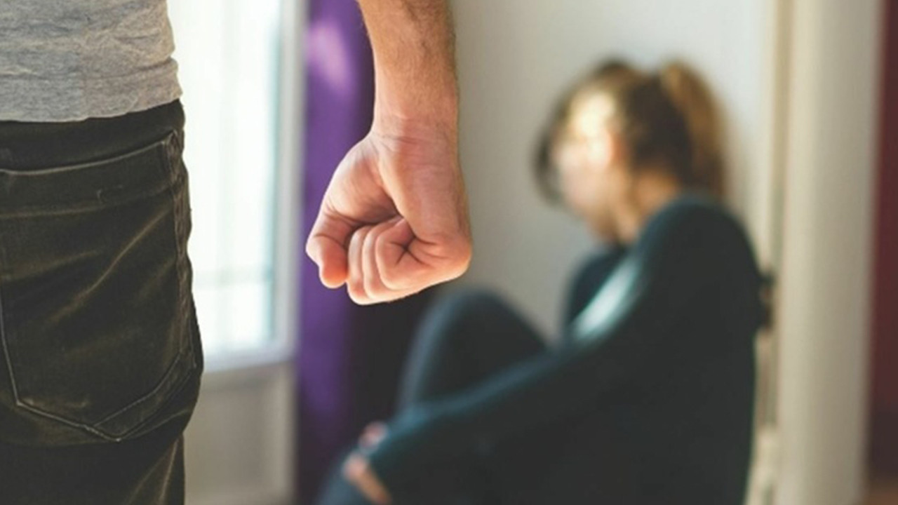 Eşini döverek öldürdü