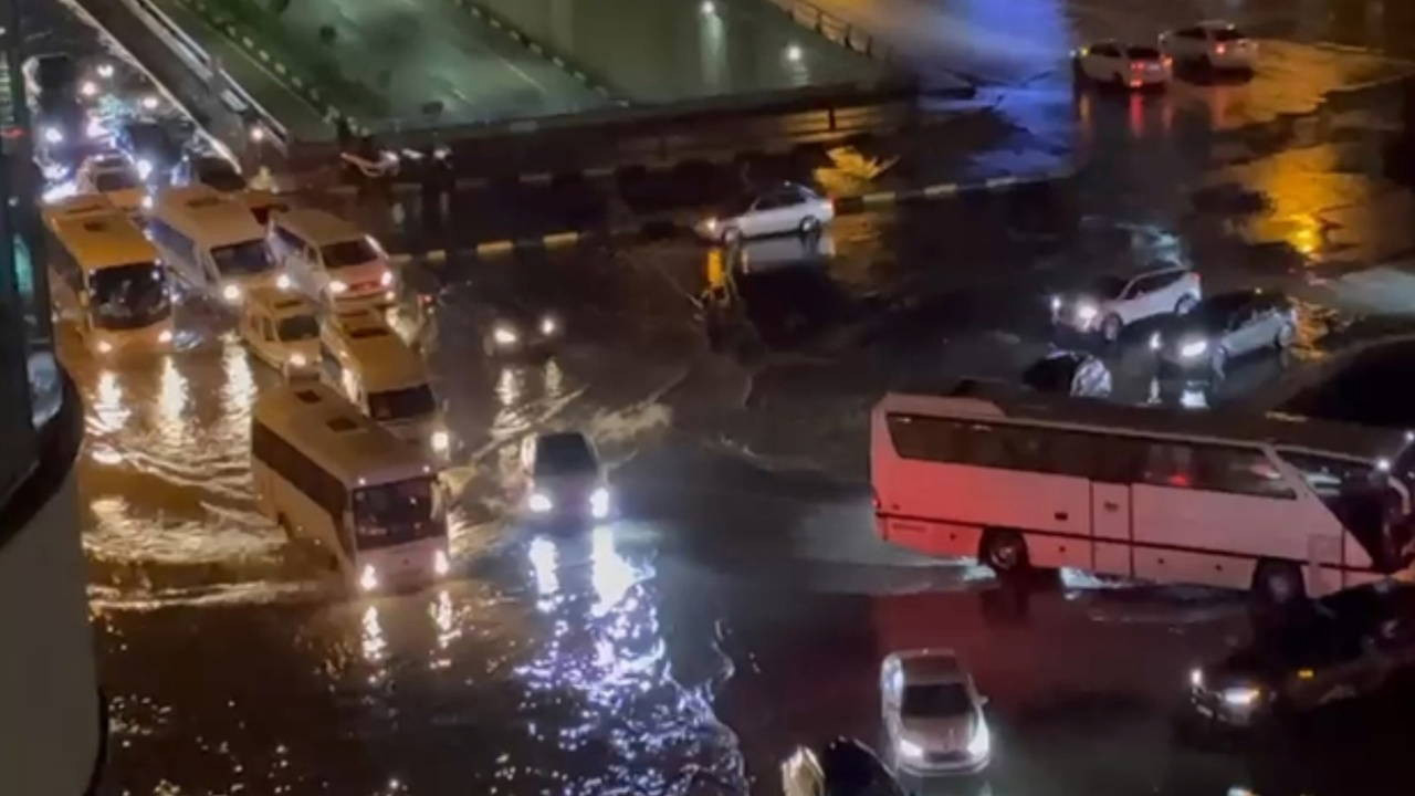 Hatay'da sağanak; cadde ve sokaklar göle döndü