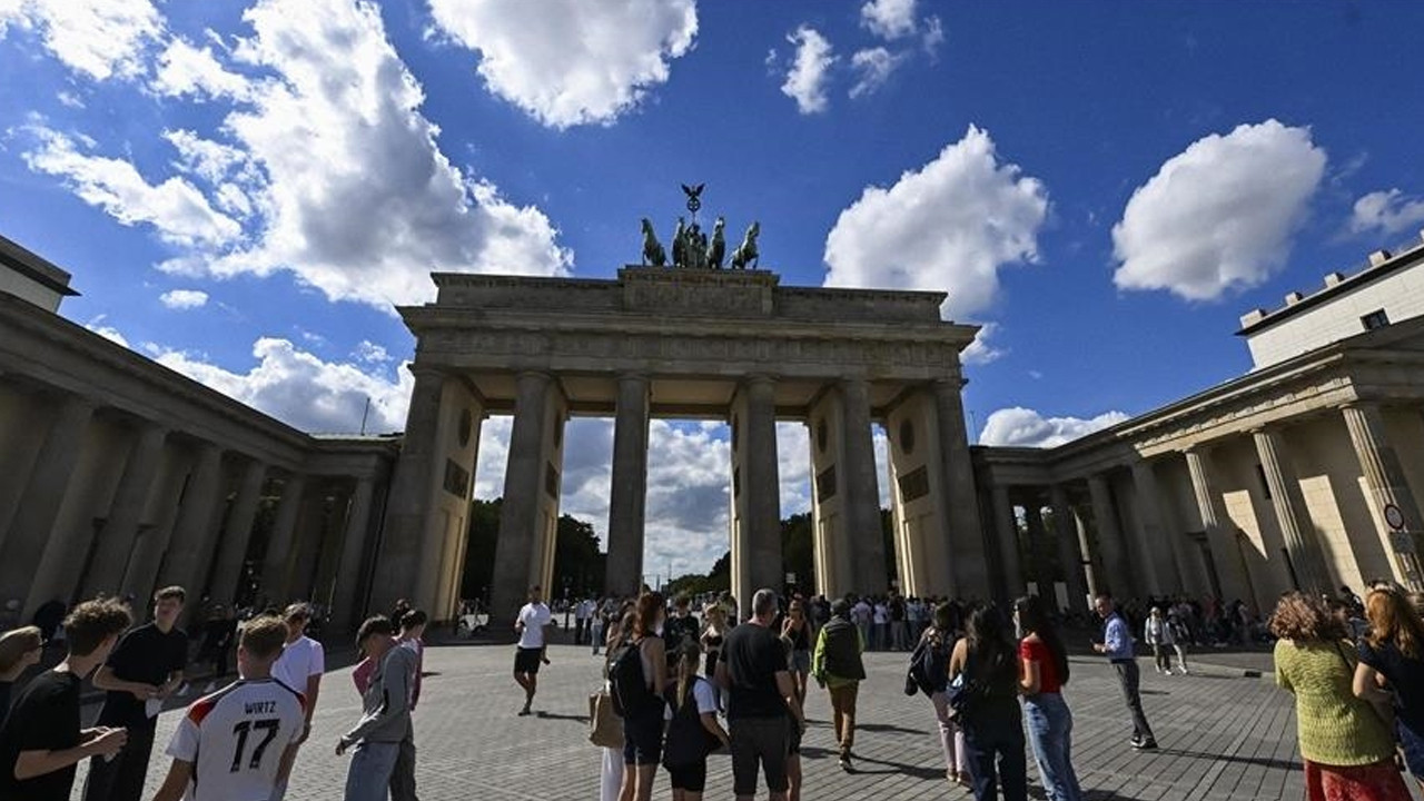 Her 5 Alman gencinden biri yurt dışına gitmeyi düşünüyor
