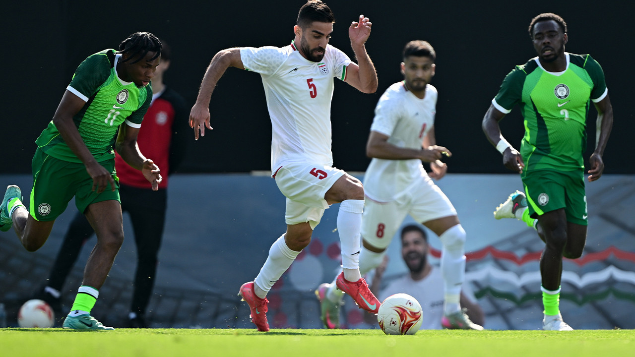 İran ile Nijerya Antalya'da kozlarını paylaştı: Okul çantalarıyla sahaya çıktılar