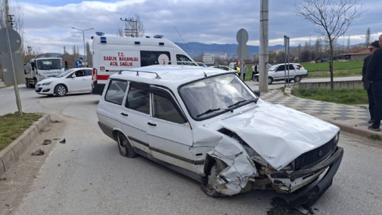 Otomobiller birbirine girdi: 2 yaralı var