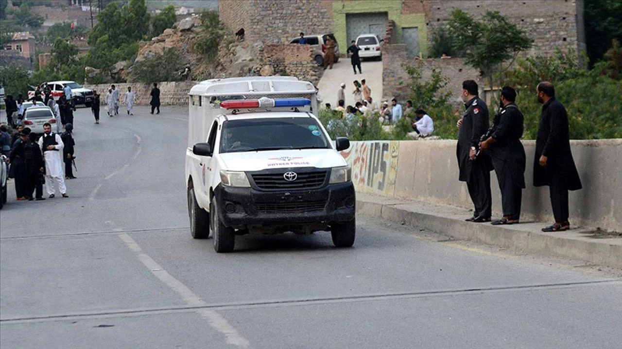 Pakistan'da otobüsü durdurup yolcuları kaçırdılar: 3 güvenlik görevlisi öldürüldü
