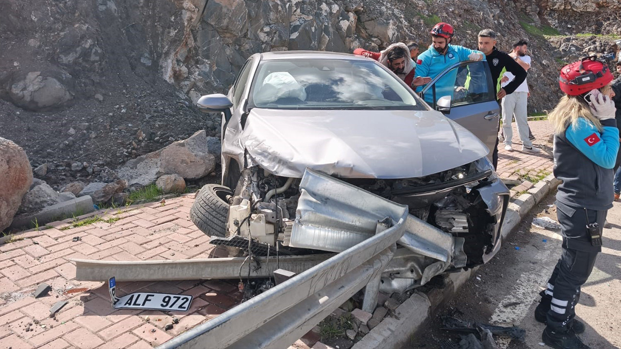 Şanlıurfa’da otomobil bariyerlere çarptı: Yaralılar var