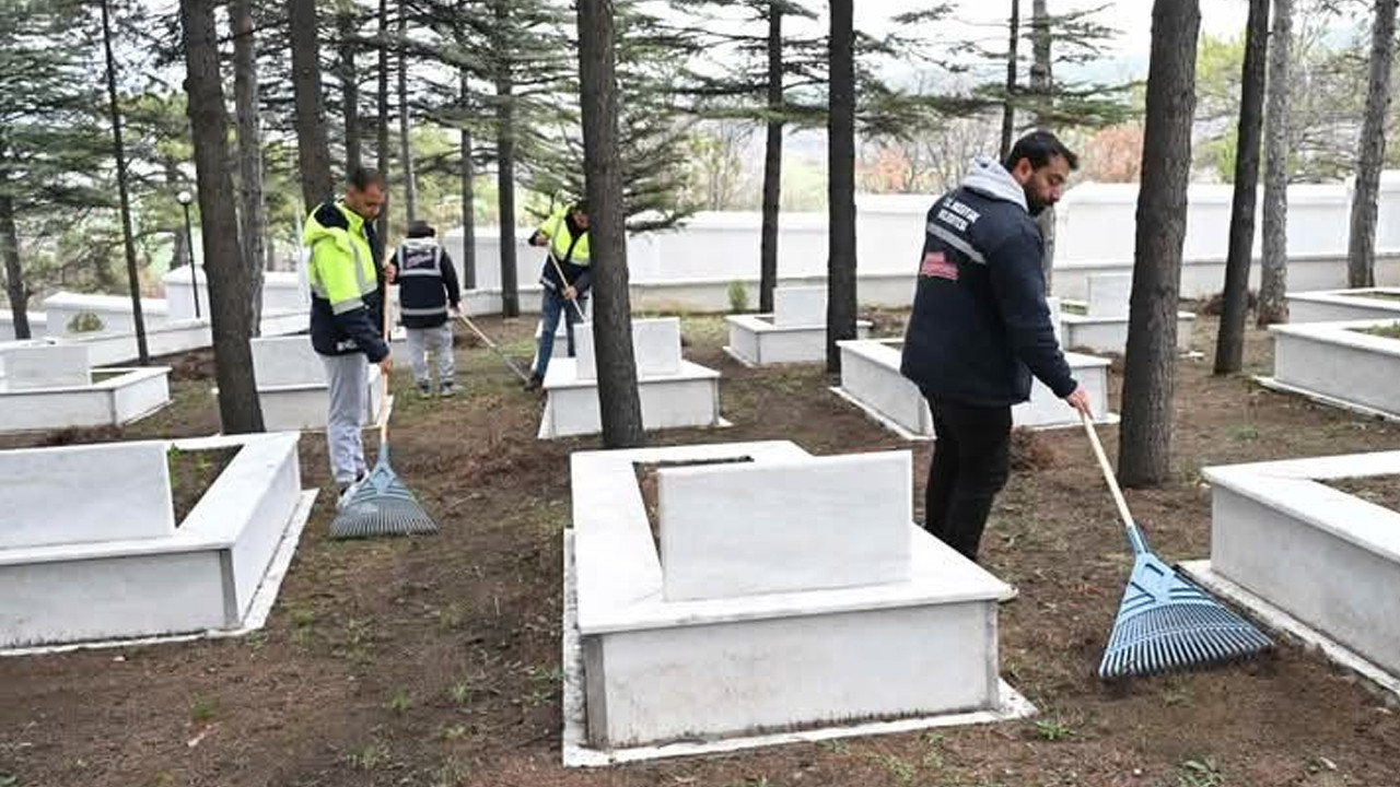 Şehitlikte anma töreni öncesi hazırlıklar sürüyor