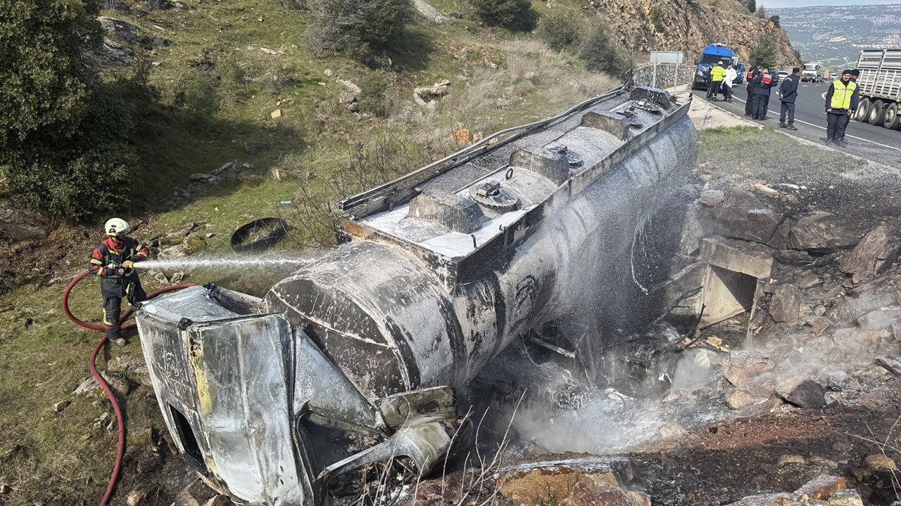 Uşak’ta akaryakıt tankeri devrildi: Sürücü yaşamını yitirdi