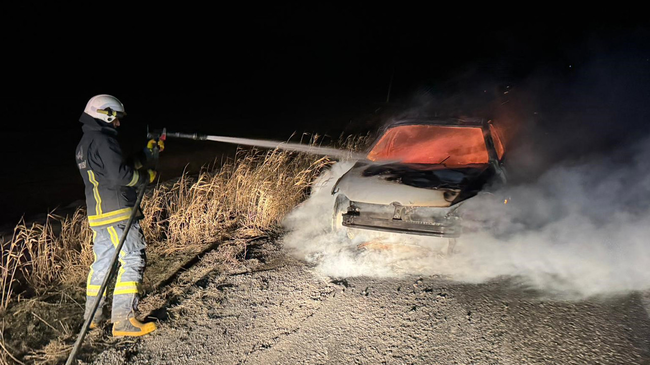 Van’da seyir halindeki otomobil alev alev yandı