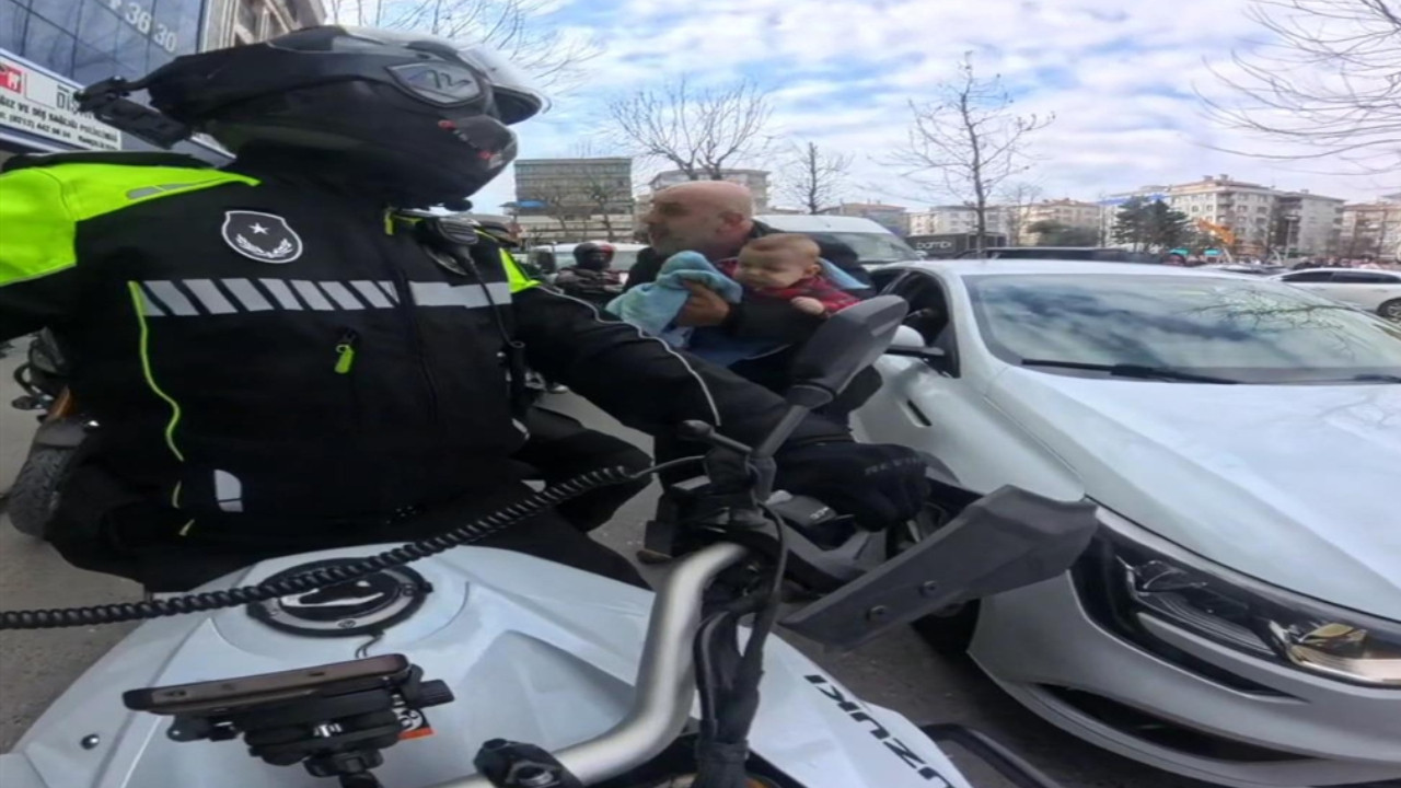 3 aylık bebeği hastaneye motosikletli zabıta yetiştirdi