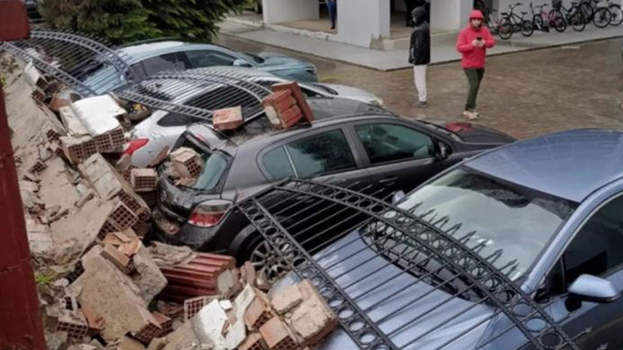 Aşırı yağış istinat duvarını yıktı: 5 araç zarar gördü