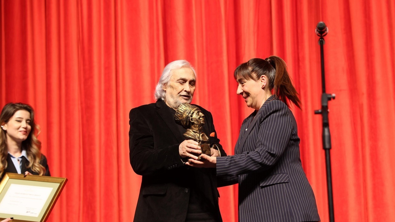 Ataşehir Belediyesi İsmail Dümbüllü ödülü Binnur Kaya'nın oldu