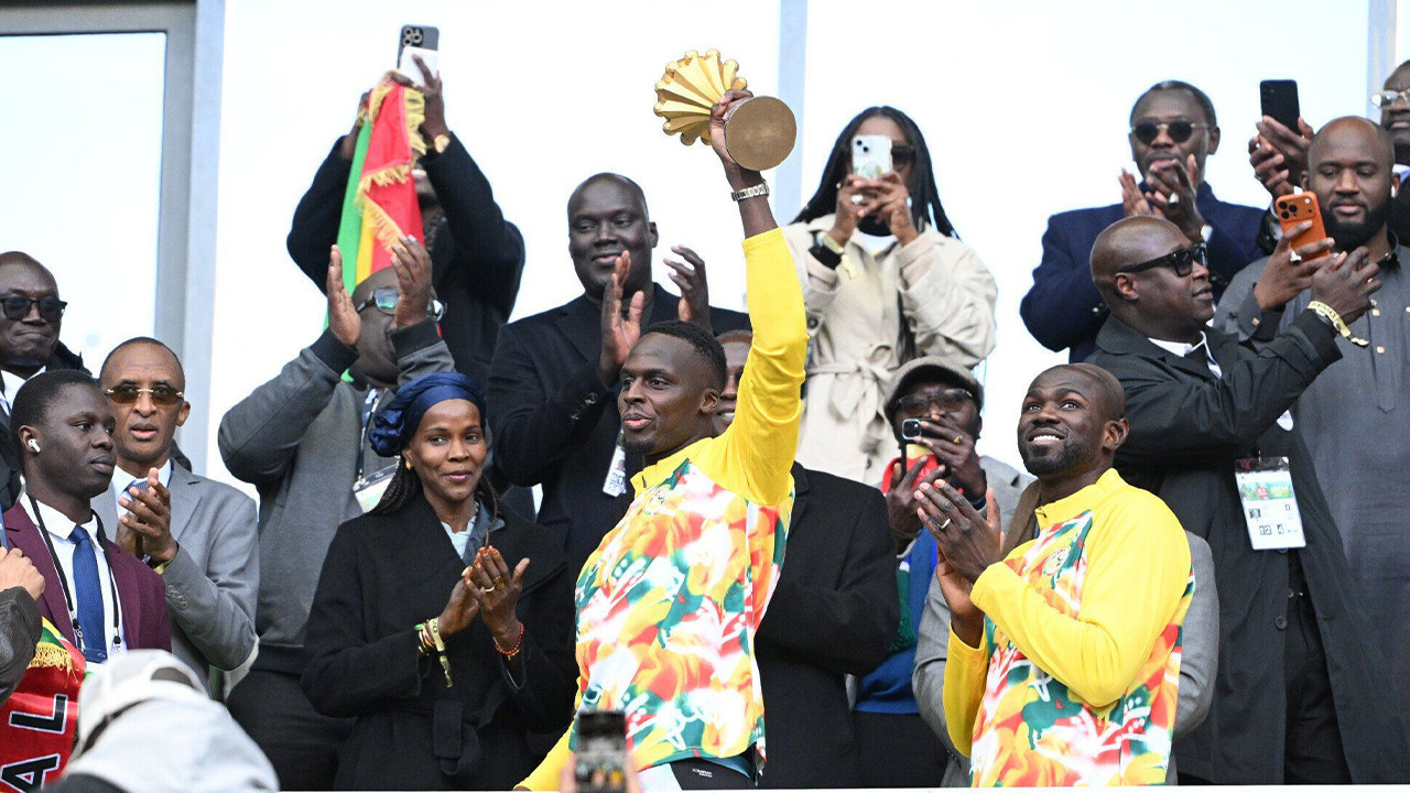 Fas kararını tanımayan Senegal Fransa'da Afrika Kupası şampiyonluğunu kutladı