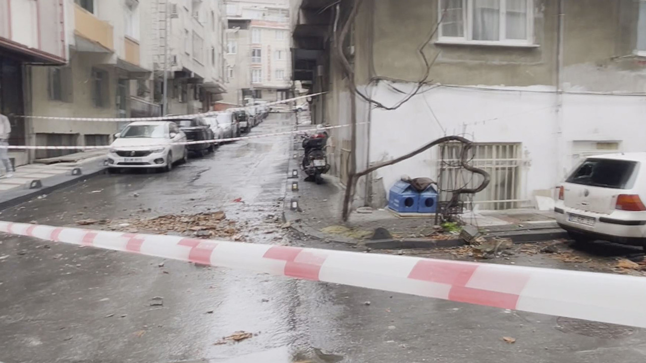 İstanbul’da 4 katlı bir binanın çatısı çöktü
