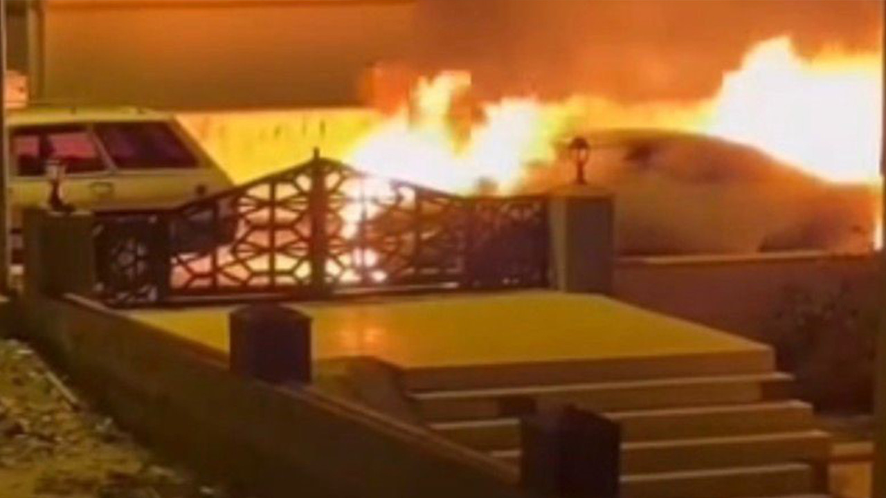 Park halindeki araba alev alev yandı