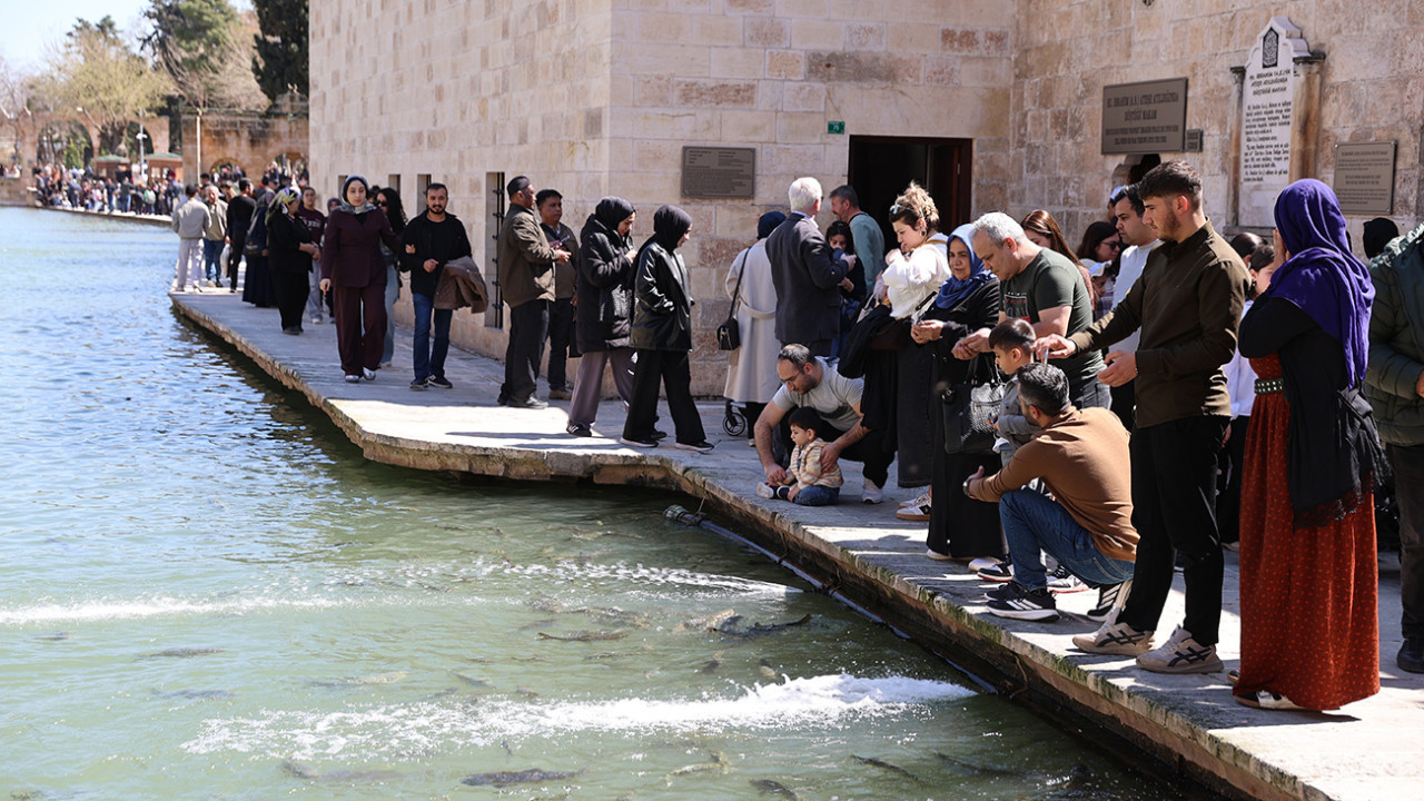 Şanlıurfa’nın simgesi Balıklıgöl’de hafta sonu yoğunluğu