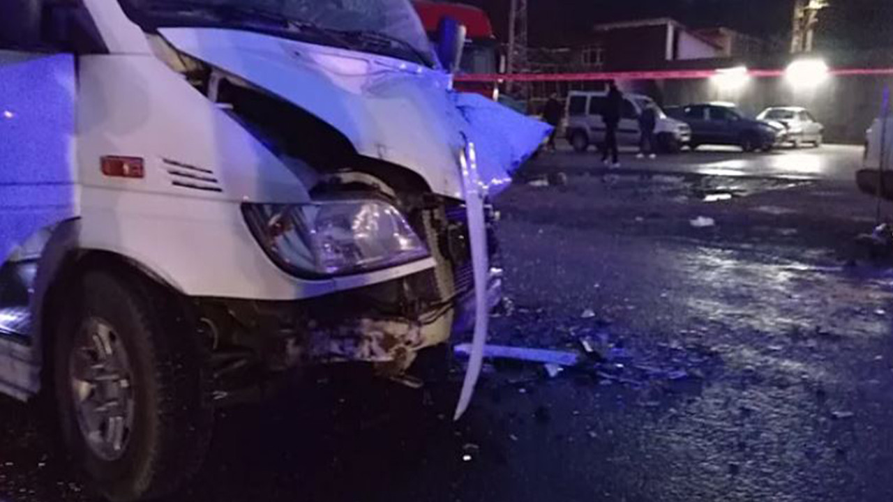 Zonguldak'ta servis minibüsü ile otomobil çarpıştı: 7 yaralı