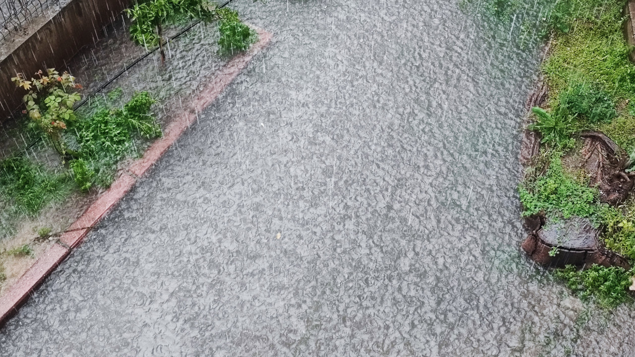 Adana'da yağmur hayatı durma noktasına getirdi