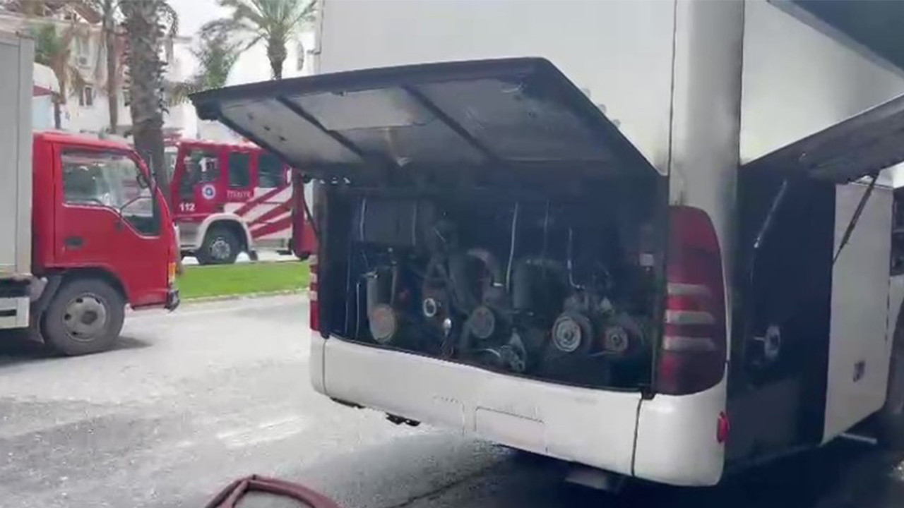 Antalya'da park halindeki otobüsün motor bölümünde yangın çıktı
