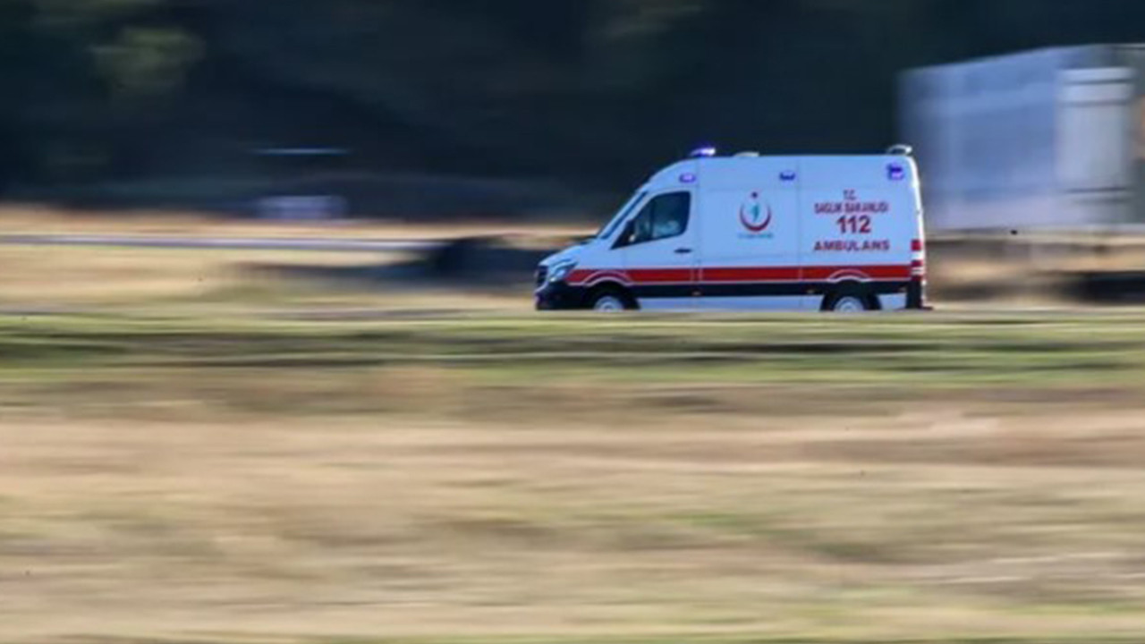 Araç duvara saplandı: Yaralılar var