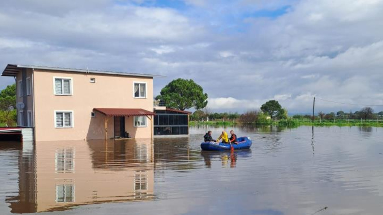 Aydın'da sel suları evi kuşattı: Mahsur kalan vatandaş botla kurtarıldı