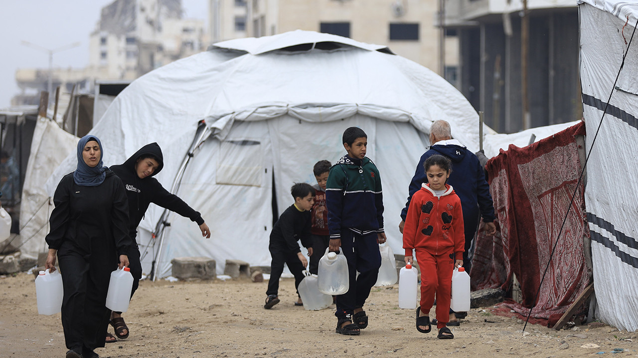 Gazze'de su krizi derinleşiyor: Filistinliler soğukta saatlerce kuyrukta bekliyor