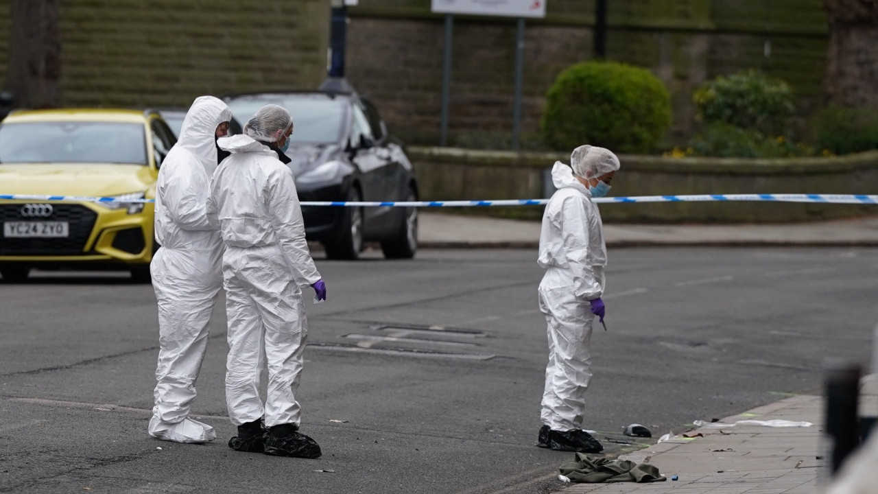 İngiltere'de araç yayaların arasında daldı: Sürücü 'cinayete teşebbüs' şüphesiyle gözaltına alındı