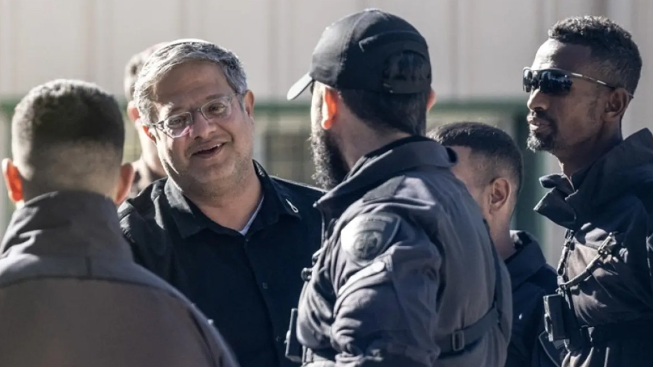 İsrail'de 13 suçtan hüküm giyen Bakana 'suçlu' diyen polise ceza