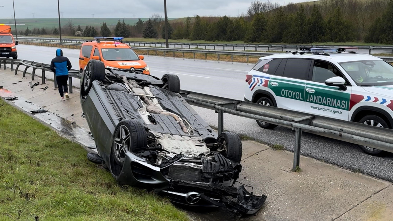 Lüks otomobil kağıt gibi katlandı: Sürücünün burnu bile kanamadı