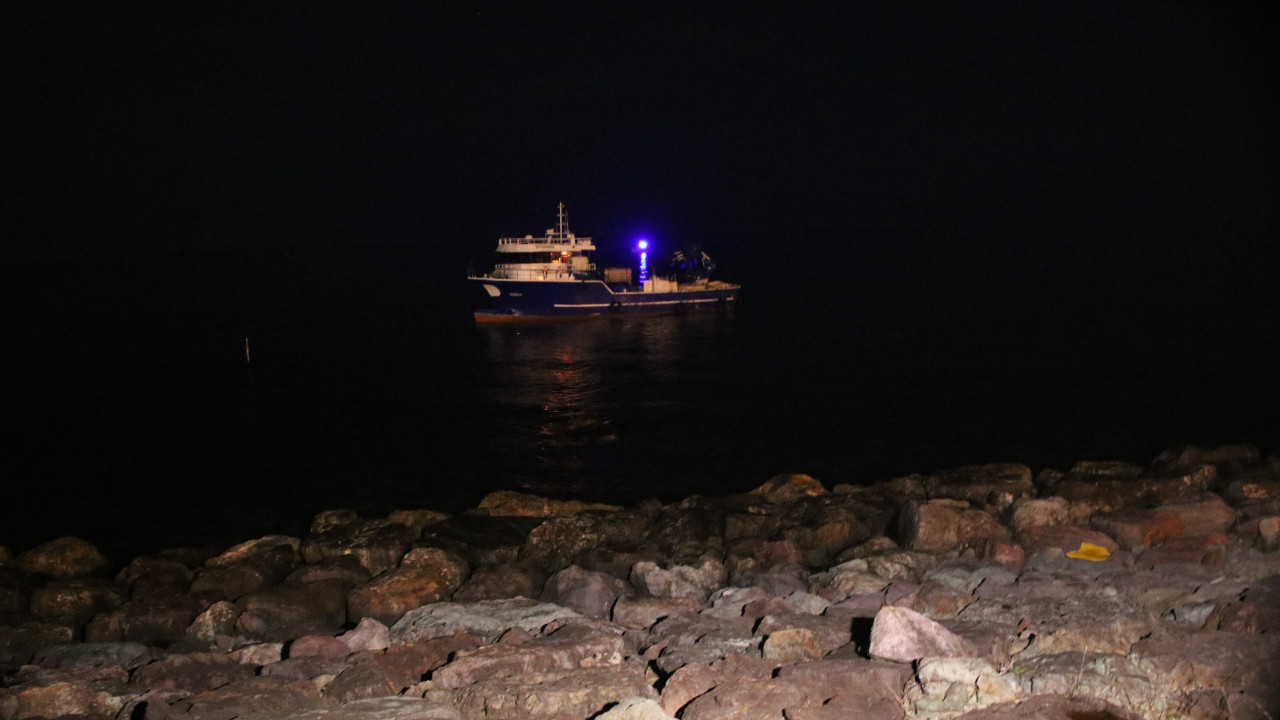 Rize’de balıkçı motoru karaya oturdu