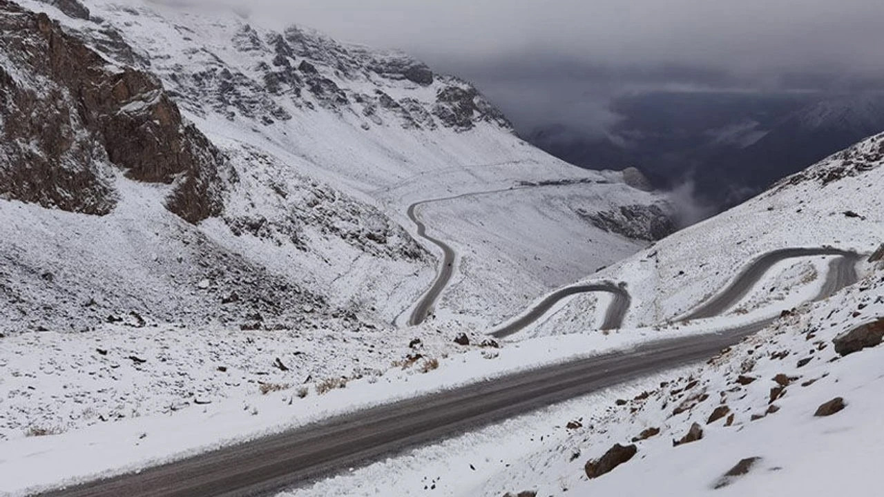 Türkiye'de yeni rekor: Kar kalınlığı 4 metreye yaklaştı