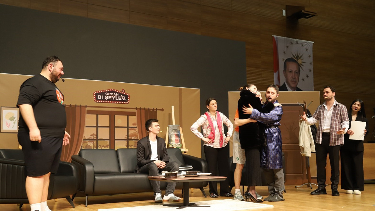 ASÜ’nün 20. yılında “Oradan Bir Şeyler” ekibi izleyiciyi büyüledi