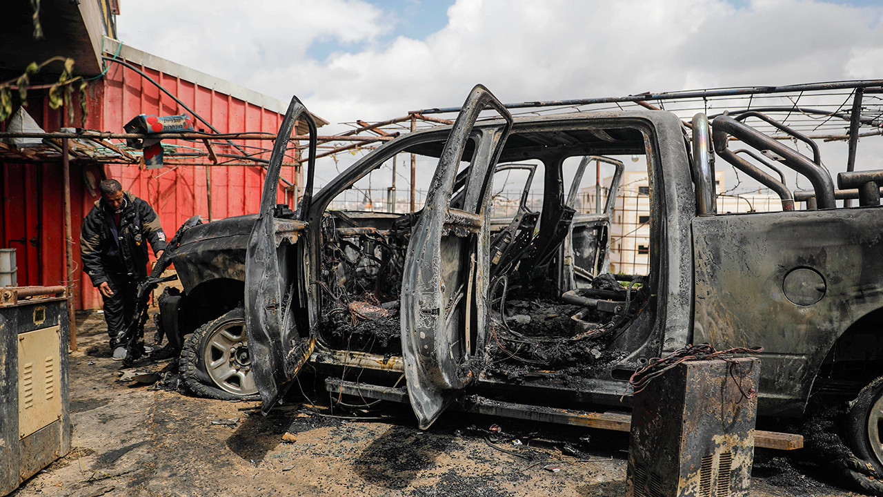 Batı Şeria’da gerilim yükseldi: Filistinlilere saldırı, araçlar kundaklandı