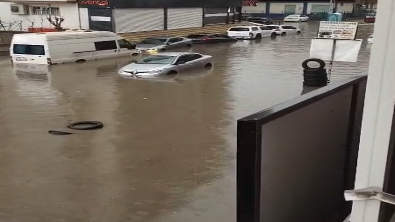 Batman'da sağanak nedeniyle yollar göle döndü