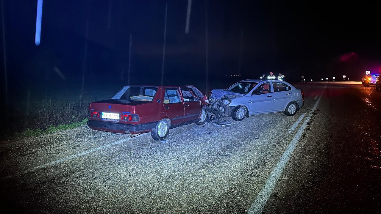 Bilecik’te kafa kafaya çarpışan 2 araçta 3 kişi yaralandı