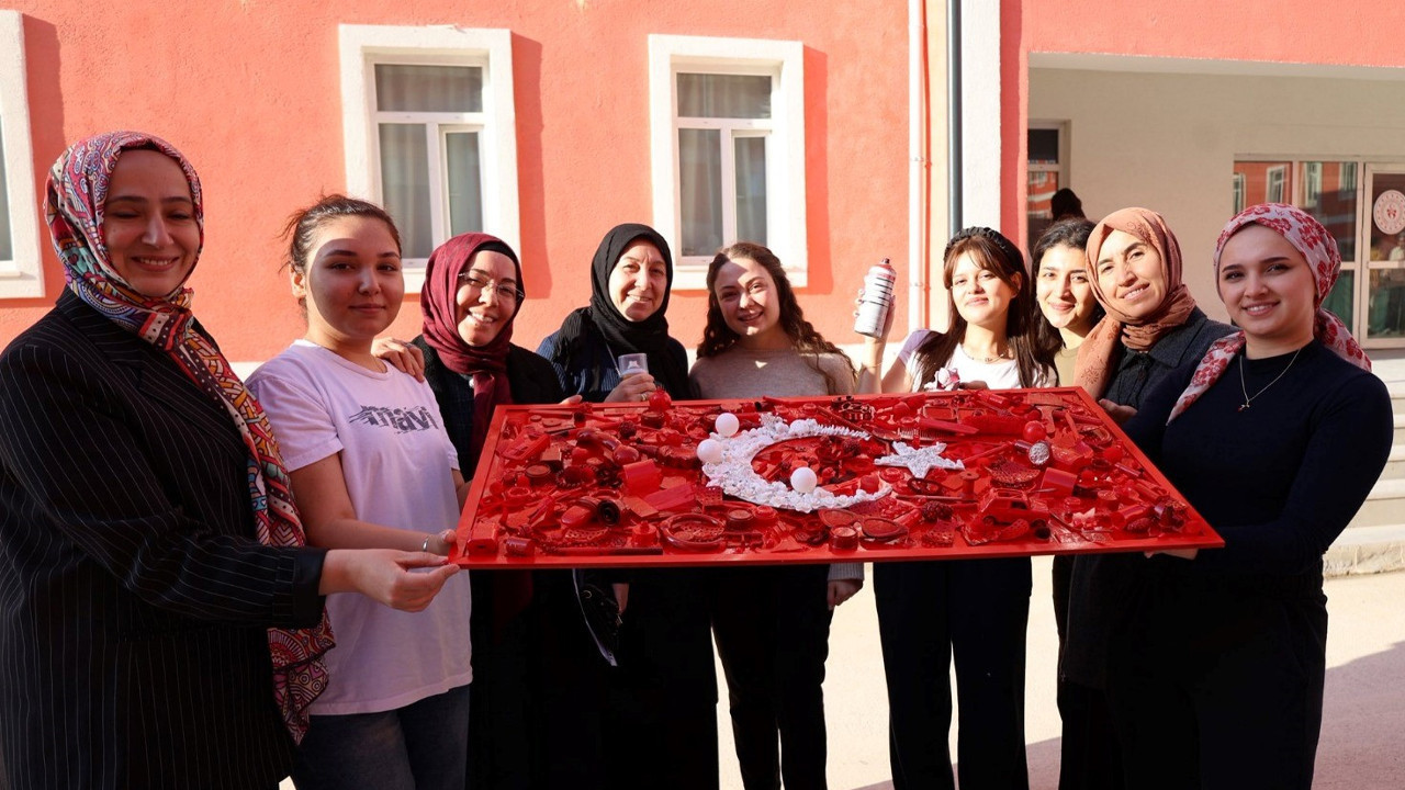 Bilecik’te öğrenciler atık malzemelerden Türk Bayrağı oluşturdu