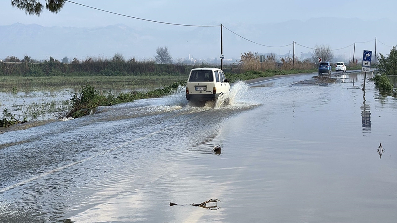 Büyük Menderes Nehri taştı: Yüzlerce dönüm ekili arazi zarar gördü