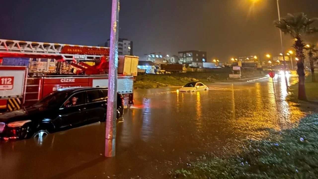 Cizre’de araçlarda mahsur kalan 3 kişiyi itfaiye ekipleri kurtardı