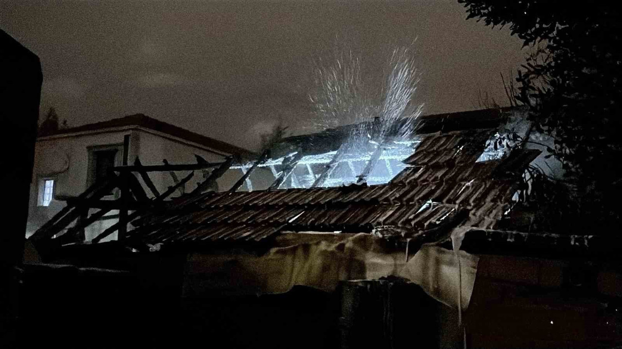 Gece saatlerinde müstakil evde yangın