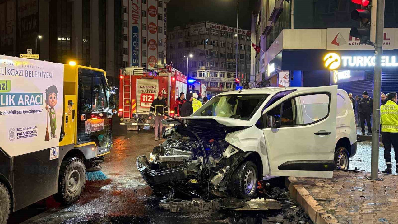 Hafif ticari araç ile otomobil çarpıştı: 2 yaralı