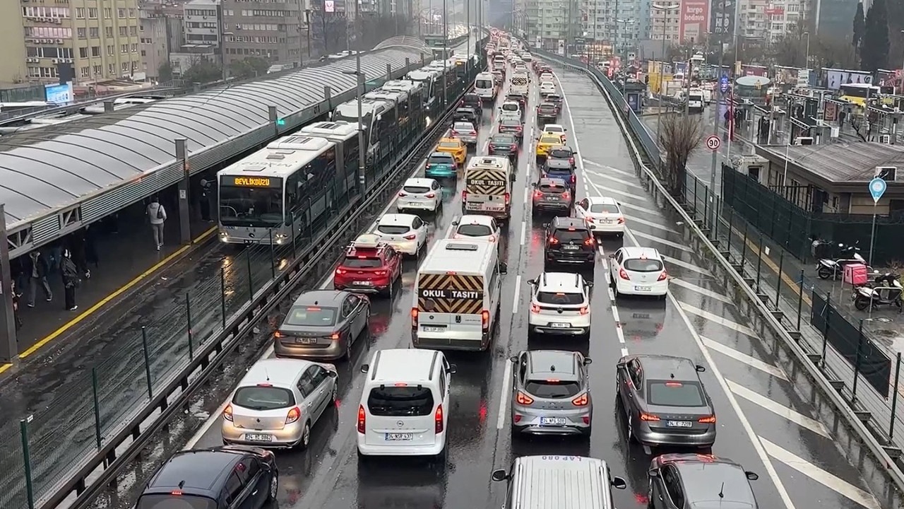 İstanbul’da yoğunluk yüzde 81’e çıktı: Yağmur trafiği vurdu