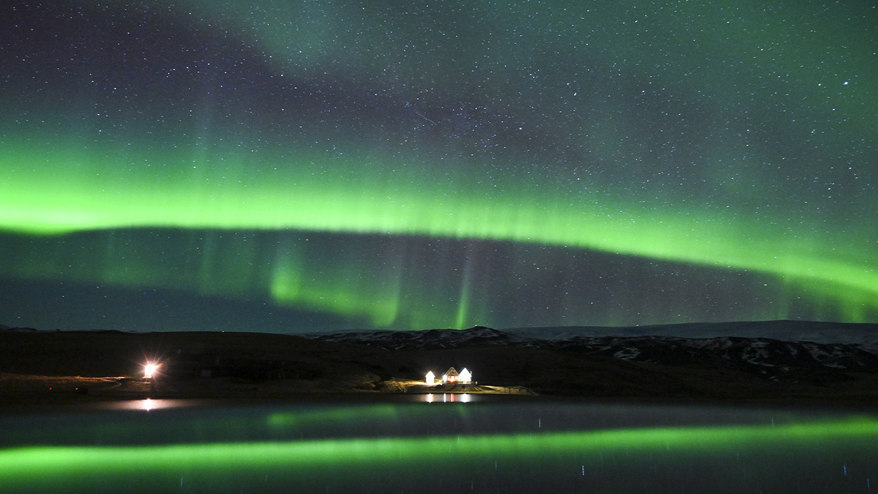 İzlanda’da kartpostallık manzara: Kuzey ışıkları hayran bıraktı