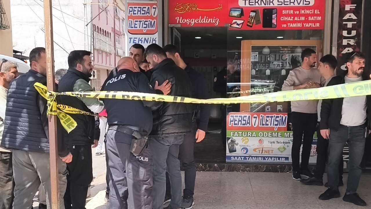 Kasklı saldırgan telefon tamircisini başından vurdu