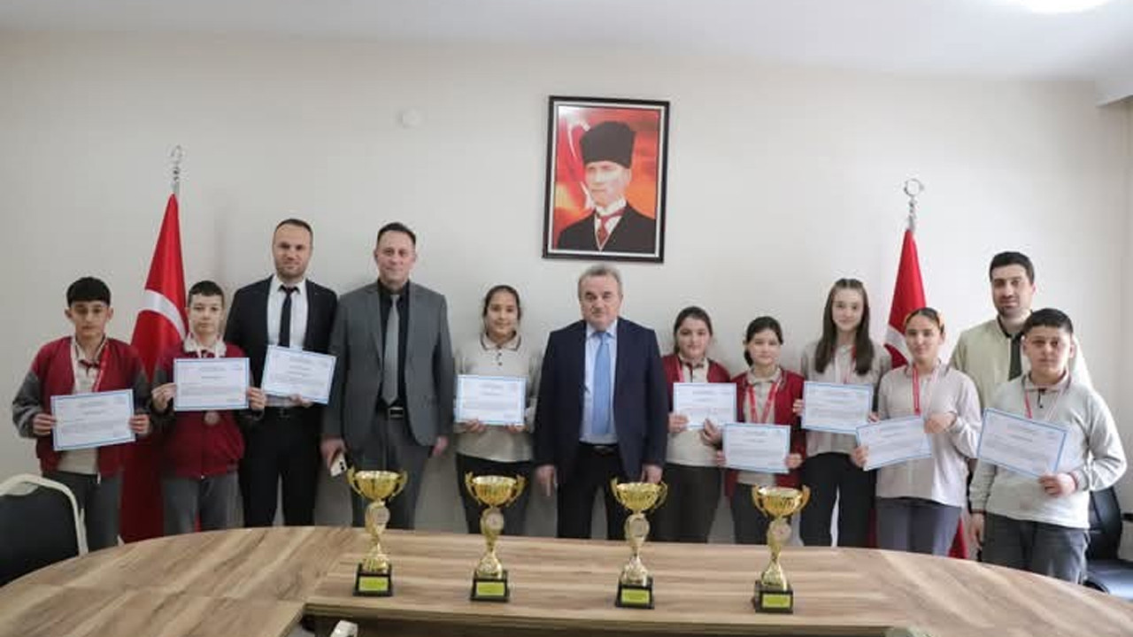 Kaymakam Öztürk şampiyonlara ödüllerini takdim etti