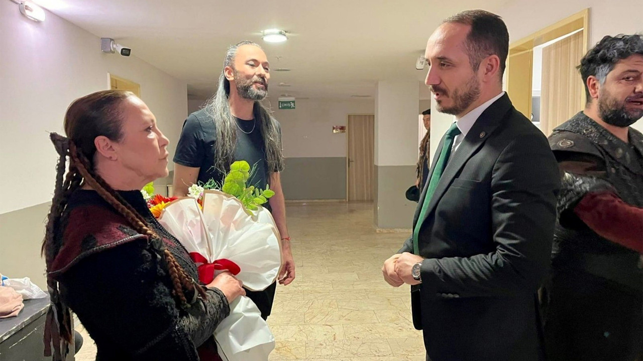 Müdür Bozkurt 'Devlet Ana' tiyatrosu oyuncularına …