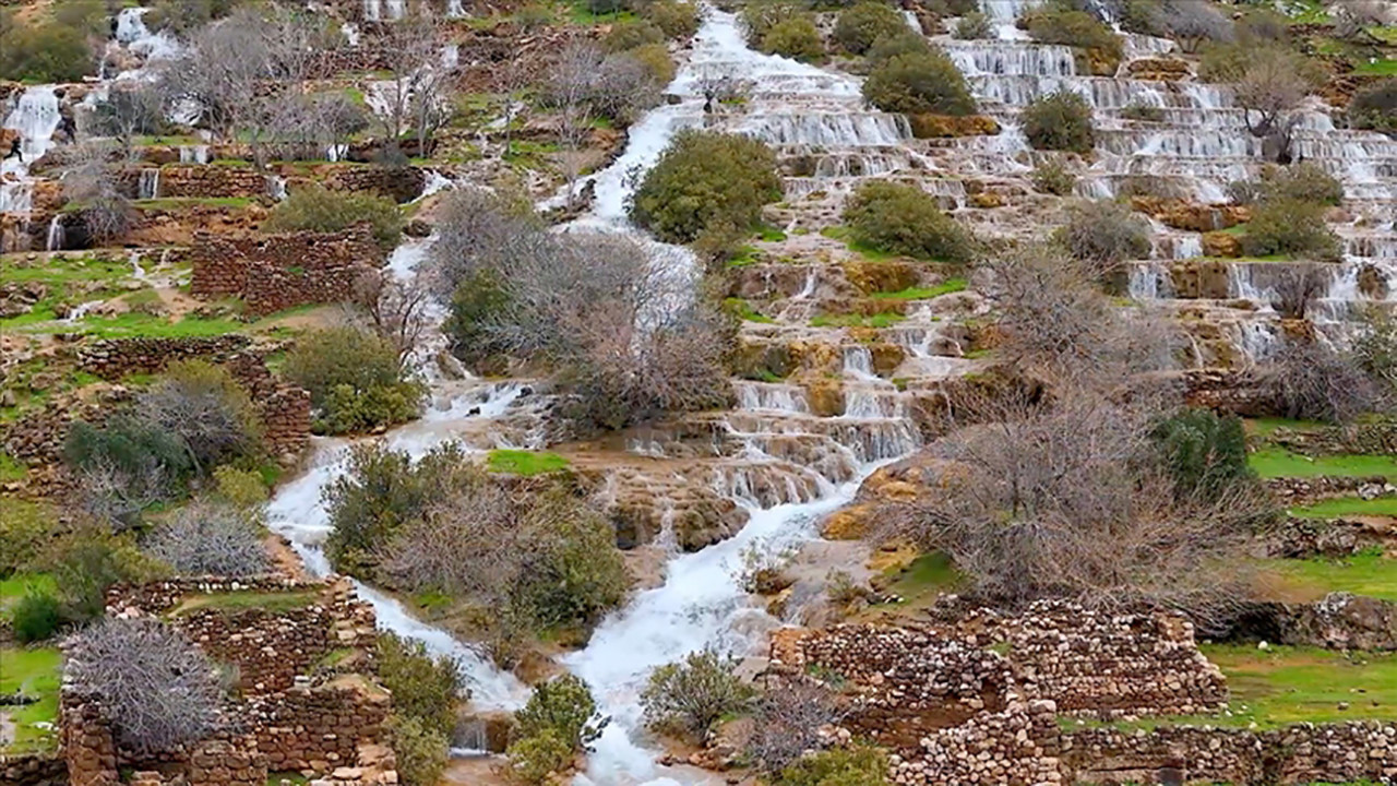 Serin suları ve yeşil dokusuyla Başdeğirmen Şelalesi havadan büyüledi